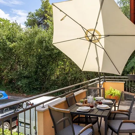 Wishing Well & Four Seasons Apartment *