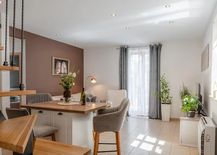 Four Seasons דירה